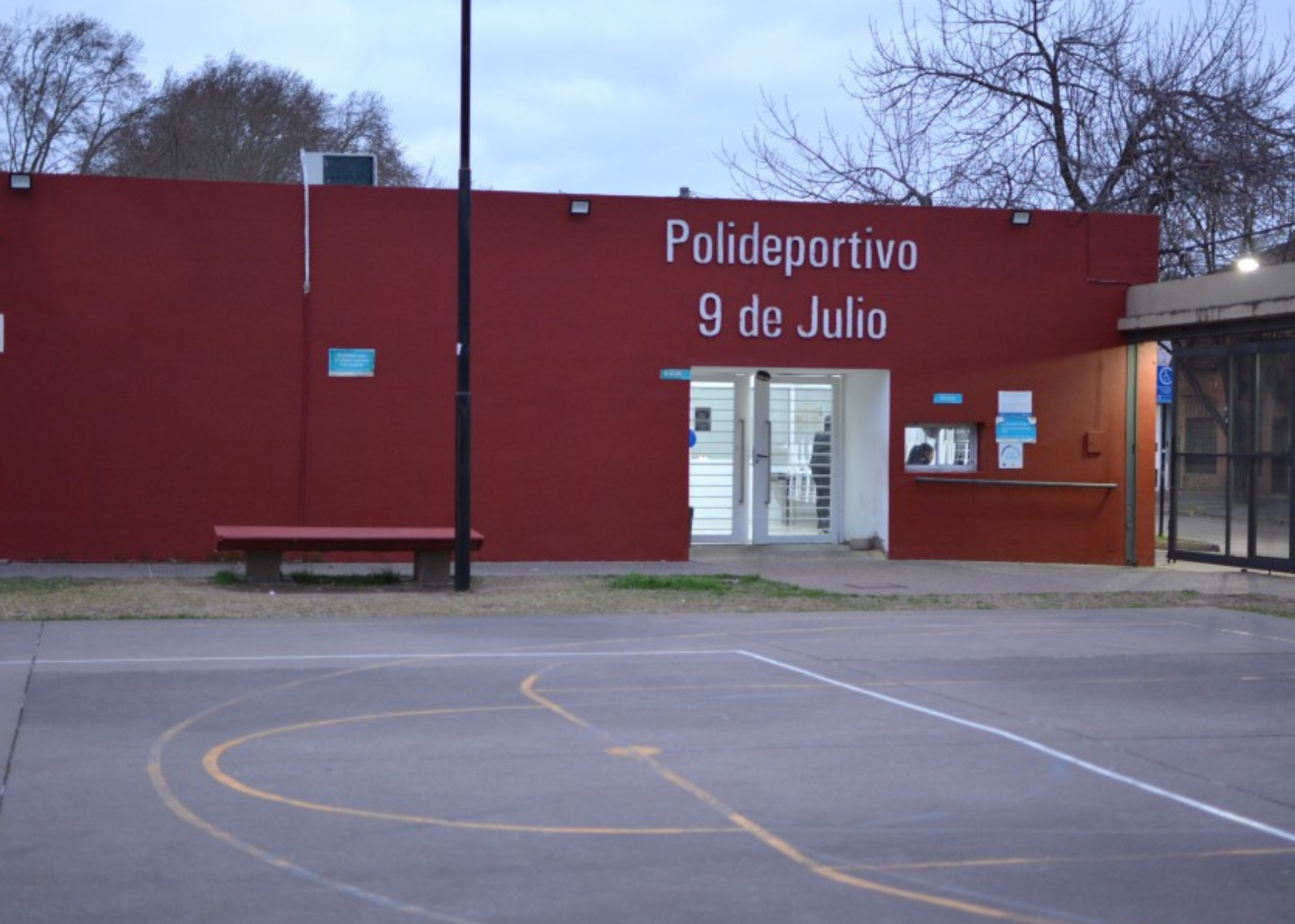 El Polideportivo 9 de Julio celebra su 20° aniversario con una masiva clase de aquagym